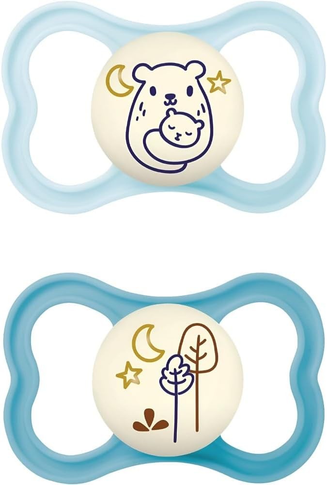 Suzeta MAM Air 16+ Luni (Set de 2), Suzeta MAM 16-36 Luni care se lumineaza in intuneric, Set de 2 accesorii pentru nou-nascuti cu tetina din silicon si suport sterilizant pentru suzeta, Albastru deschis/Albastru deschis
